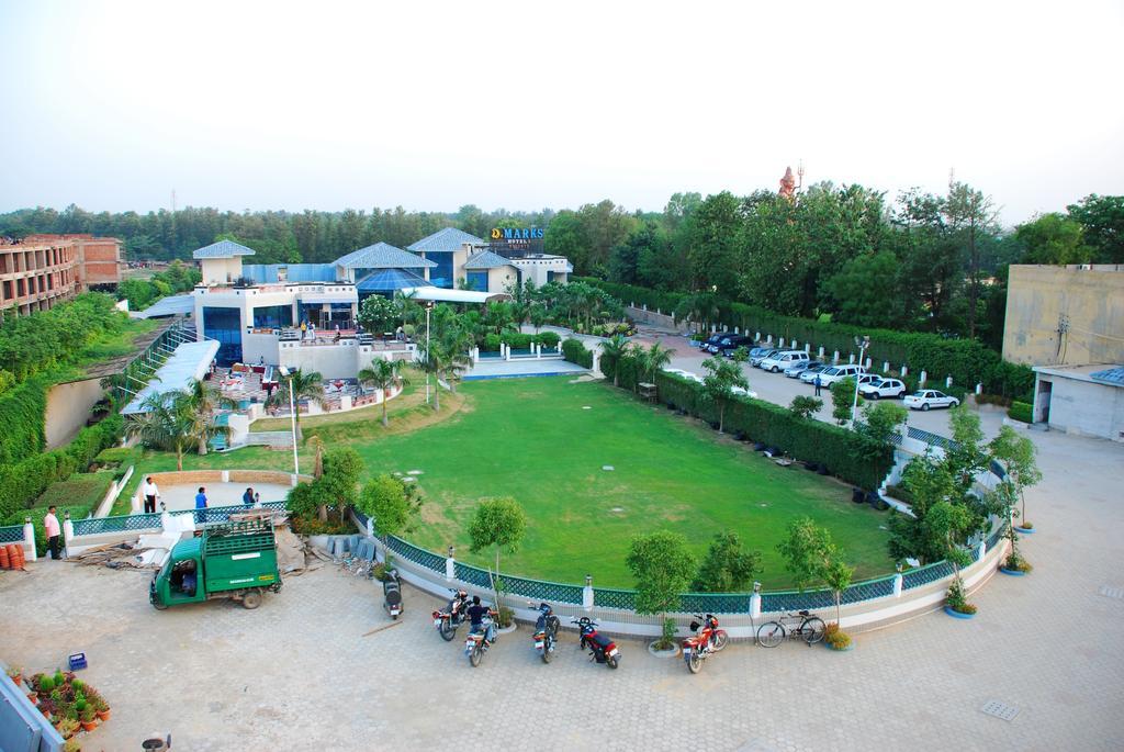 Dee Marks Airport & होटल